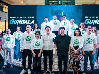 Momen Erick Thohir Berpose dengan Pemeran Superhero Indonesia