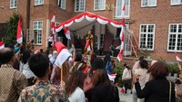 Kristina sanggup membuat warga di KBRI Kopenhagen berjoget bersama.
