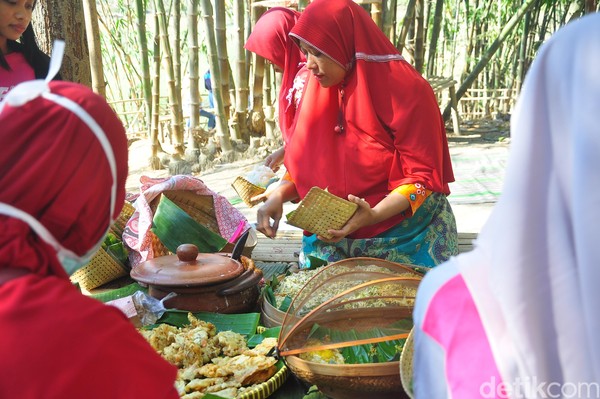 Pedagang harus menyisihkan 10 persen dari total pendapatan hari itu untuk pihak pengelola. Total jumlah penjual makananan dan minumannya ada 40 orang, sedangkan pengelolanya ada 22 orang, seluruhnya warga desa setempat (Akrom Hazami/detikcom) Pedagang harus menyisihkan 10 persen dari total pendapatan hari itu untuk pihak pengelola. Total jumlah penjual makananan dan minumannya ada 40 orang, sedangkan pengelolanya ada 22 orang, seluruhnya warga desa setempat (Akrom Hazami/detikcom)