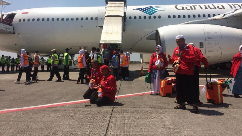 Sujud Syukur Haji Kloter I Debarkasi Solo Setelah Mendarat di Tanah Air Sujud Syukur Haji Kloter I Debarkasi Solo Setelah Mendarat di Tanah Air