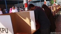 Warga pun memilih calon RT dan RW dalam bilik suara.