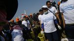 Momen Menteri Susi Bersih-bersih Pantai Timur Ancol