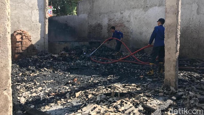 Puntung Rokok Bikin Toko Mebel di Jember Ludes Terbakar Puntung Rokok Bikin Toko Mebel di Jember Ludes Terbakar