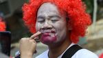 Meriah! Lomba Istri Make Up Suami Malah Jadinya Badut Cantik