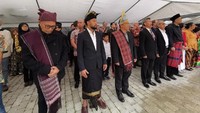 Para peserta yang hadir tampak mengenakan pakaian adat khas Indonesia.