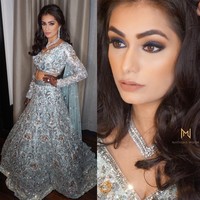 Dirias oleh makeup artist Natasha Moor, Sanjana tampil bak bintang Bollywood. Bagian matanya dibuat bold dengan tema smokey eyes dan pulasan eyeshadow biru tua. Menyeimbangkan riasan matanya yang tegas, Natasha hanya memulaskan lipstik coklat muda di bibir Sanjana.  Foto: dok. Instagram @natasha.moor