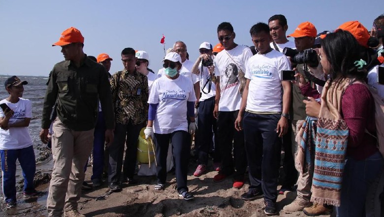 Pertamina Dukung Gerakan Bersih-bersih Pantai Menteri Susi Pertamina Dukung Gerakan Bersih-bersih Pantai Menteri Susi
