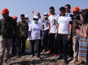 Pertamina Dukung Gerakan Bersih-bersih Pantai Menteri Susi
