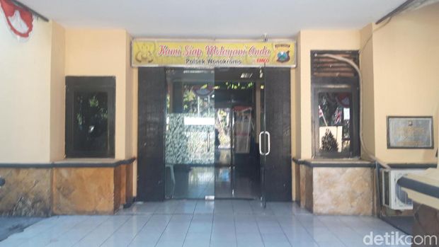 Pintu masuk yang hanya dibuka setengah