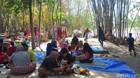 Pasar unik ini berada di Desa Kradenan, Kecamatan Kradenan, Kabupaten Grobogan. Jaraknya sekitar 18 Km dari Kota Purwodadi. Suasana pasarnya adem dan asyik buat dikunjungi (Akrom Hazami/detikcom) 