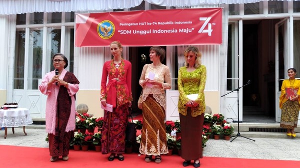 Duta Besar RI Praha Kenssy D. Ekaningsih memberikan penghargaan peserta upacara dengan kostum terbaik kepada 3 WNA yang mengenakan kebaya. Seru sekali! (dok. KBRI Praha)