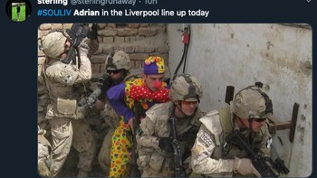 Adrian juga diledek seperti badut di antara pemain Liverpool lain. (Foto: Twitter)