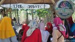 Foto: Pasar di Grobogan Ini Cuma Terima Uang Bambu