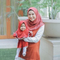 Shadrina Zarulini Munaf atau akrab disapa Nina Zatulini tampil serasi dengan si buah hati dengan busana serba merah putih. Nina mengenakan hijab merah, blouse putih dan outer merah. Sang anak memakai hijab instan merah dengan tassel putih dan legging putih. Kompak, ya! Foto: dok. Instagram