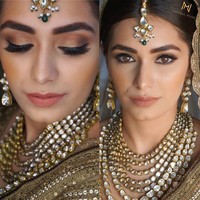 Sanjana pun berganti makeup. Kali ini, makeupnya bernuansa emas kecoklatan yang selaras dengan busananya.  Foto: dok. Instagram @natasha.moor