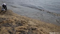 Kini pantai terlihat bersih dari sampah.