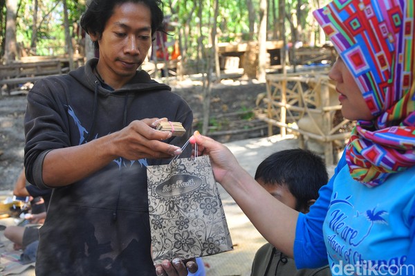 Pasar ini hanya buka tiap hari Minggu pertama dan ketiga di setiap bulannya. Jumlah pengunjung rata-rata pasar ini bisa mencapai 2 ribu orang sampai 4 ribu orang setiap buka (Akrom Hazami/detikcom) Pasar ini hanya buka tiap hari Minggu pertama dan ketiga di setiap bulannya. Jumlah pengunjung rata-rata pasar ini bisa mencapai 2 ribu orang sampai 4 ribu orang setiap buka (Akrom Hazami/detikcom)