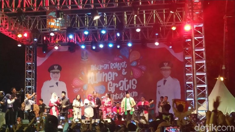 Melihat Keseruan Khofifah Joget Bareng Via Vallen di HUT RI Melihat Keseruan Khofifah Joget Bareng Via Vallen di HUT RI