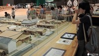 Foto berikut adalah rekreasi lanskap kota dekat Nihonbashi dari awal abad ketujuh belas yang dibuat dalam skala 1/30.