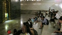 Saat yang ditunggu-tunggu pun tiba, pintu kayu terbuka dengan sendirinya. Suara Bung Karno terdengar jelas, penuh penghayatan membaca Naskah Proklamasi. Begitu menggugah! (Afif/detikcom)