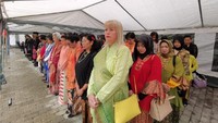 Warga merapatkan barisan untuk ikut upacara bendera dalam rangka HUT RI.