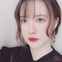 Gagal Dalam Girl Band Hye Sun pernah sempat diorbitkan menjadi anggota girl band bernama Ria. Sayangnya kariernya dalam girl band gagal. Dia malah dikontrak oleh YG Entertainment, manajemen artis dan model. Hye Sun pun diarahkan terjun ke dunia akting. Keberuntungannya justru lewat dunia drama. Foto: dok. Instagram @kookoo900