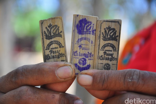 Traveler bebas mau menukar berapa saja nominalnya. 1 koin boleh, lebih banyak juga terserah. Rata-rata harga makanan dan minuman di pasar ini per porsinya sekitar lima uang bambu (Akrom Hazami/detikcom) Traveler bebas mau menukar berapa saja nominalnya. 1 koin boleh, lebih banyak juga terserah. Rata-rata harga makanan dan minuman di pasar ini per porsinya sekitar lima uang bambu (Akrom Hazami/detikcom)