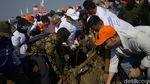 Momen Menteri Susi Bersih-bersih Pantai Timur Ancol