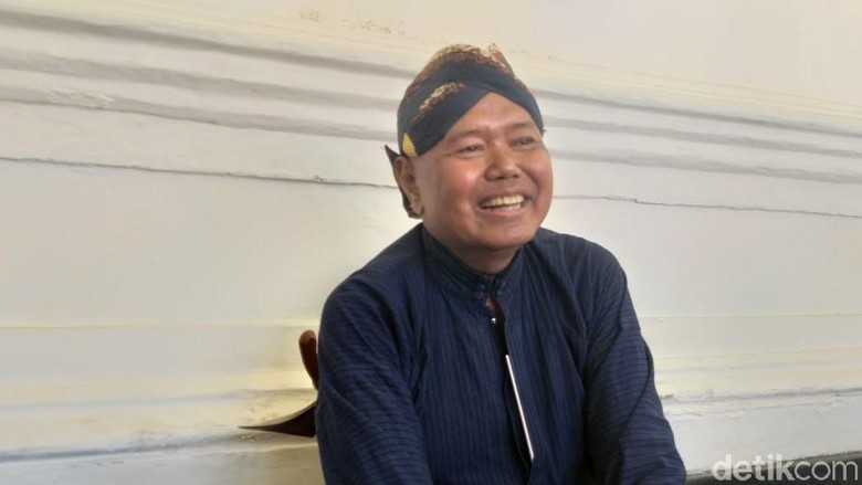 Abdi dalem Kraton Yogyakarta mainkan lagu nasional. Abdi dalem Kraton Yogyakarta mainkan lagu nasional dalam rangka HUT ke-74 RI, Minggu (18/8/2019).
