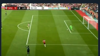 Sebelumnya, Loris Karius juga pernah beberapa kali bikin blunder di Liverpool. Jadilah kini ada sosok Adrian Karius di Anfield. (Foto: Twitter)