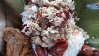 Versi lain yang tak kalah sedap, megono dicampur kulit melinjo dengan lauk tahu goreng. Ah, sedapnya. Foto : Instagram @sisilia_revita