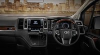 Bagian interior Toyota Majesty juga tidak kalah mewah. Area dasbor misalnya sudah mengusung warna full hitam, dan juga diberikan aksen panel kayu di bagian atas setir tutup laci dan di area door trim. Foto: Toyota