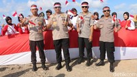 Lewat momentum peringatan hari kemerdekaan Indonesia, digelarnya upacara bendera di bukit Merese tujuannya menunjukan bahwa polisi menjamin keamanan para wisatawan asing maupun lokal (Faruk Nickyrawi/detikcom)