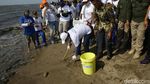 Momen Menteri Susi Bersih-bersih Pantai Timur Ancol