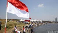 Dalan rangka memperingati HUT RI ke-74 Kementerian Kelautan dan Perikanan Indonesia, Pandu Laut Nusantara dan Yayasan EcoNusa dengan Menghadap Laut melakukan kegiatan bersih-bersih pantai di Pantai Timur, Kelurahan Ancol, Jakarta Utara, Minggu (18/8/2019).