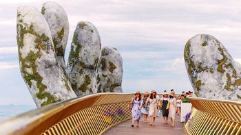 Golden Bridge di kota Da Nang, Vietnam terletak di ketinggian 1400 m di atas permukaan laut. Tampilan dari udara jembatan ini terihat seperti pita emas dalam genggaman tangan raksasa dan sebagian tertutup awan. Foto: via Brainberries