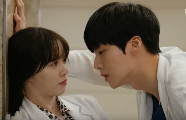 Cinta Lokasi Hingga Menikah Di 2015, Goo Hye Sun membintangi serial drama berjudul Blood. Lawan mainnya adalah Ahn Jae Hyun. Keduanya pun terjebak cinta lokasi. Tak butuh waktu lama, Hye Sun dan Ahn Jae Hyun kemudian menikah pada Mei 2016. Foto: dok. Youtube