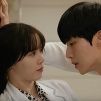 Cinta Lokasi Hingga Menikah Di 2015, Goo Hye Sun membintangi serial drama berjudul Blood. Lawan mainnya adalah Ahn Jae Hyun. Keduanya pun terjebak cinta lokasi. Tak butuh waktu lama, Hye Sun dan Ahn Jae Hyun kemudian menikah pada Mei 2016. Foto: dok. Youtube