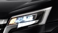 Desain head lamp-nya juga sudah menyipit, dilengkapi lampu LED dan fog lamp di ujung bumper. Foto: Toyota