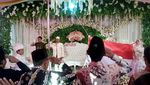 Nasionalis Banget! Pasangan Ini Upacara Bendera Lalu Menikah