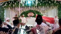 Hal tersebut dilakukan sebagai bentuk kecintaan sang mempelai kepada negara Indonesia. Meski harus melangsungkan prosesi sakral yang sangat penting untuk pribadi mereka, namun sepasang pengantin itu tetap tidak melupakan prosesi lain yang tak kalah penting untuk negaranya.