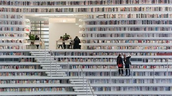Perpustakaan Binhai mungkin jadi perpustakaan paling futuristik di dunia. Bangunan yang terletak di Tinjin, China ini mengingatkan pada pesawat ruang angkasa raksasa dari film-film fiksi ilmiah. Foto: via Brainberries