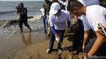 Momen Menteri Susi Bersih-bersih Pantai Timur Ancol
