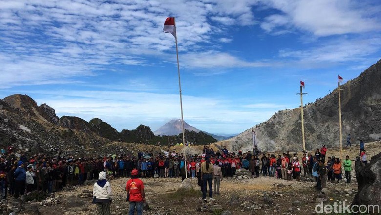 Rayakan HUT RI ke-74, Pendaki Panjat Pinang di Puncak Gunung Sibayak