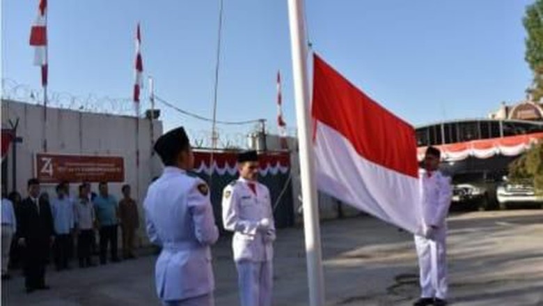 Warga Irak Jadi Pengibar Merah Putih di Perayaan HUT RI ke-74 di Baghdad Warga Irak Jadi Pengibar Merah Putih di Perayaan HUT RI ke-74 di Baghdad
