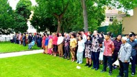 Sebelum rangkaian acara dimulai, digelar dulu upacara bendera. Para peserta, termasuk para WNA, hadir dengan mengenakan pakaian nasional batik dan kebaya. (dok. KBRI Praha)