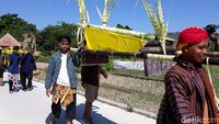 alam kirab tersebut, warga turut membopong sebuah tandu berisi hasil bumi, makanan, hewan ternak dan benda berukuran panjang menyerupai alu. Setelah menempuh perjalanan sejauh 3,5 kilometer, warga kembali ke pinggir persawahan yang menjadi lokasi keberadaan lumpang Nyi Tentrem.