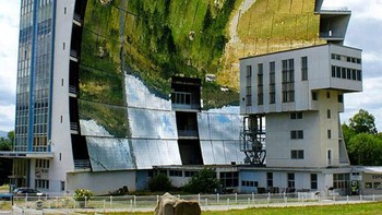 Solar furnace, laboratorium penelitian berwujud unik ini terletak di jantung pegunungan Pyrenees, Prancis selatan. Cermin lengkung raksasa menangkap sinar matahari dan menghangatkan suhu sehingga bangunan disebut solar furnace atau tungku bertenaga surya. Foto: via Brainberries