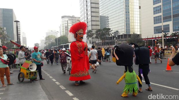 Rayakan HUT RI ke-74, Ondel-ondel Merah-Putih Meriahkan CFD Bundaran HI
