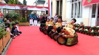 Acara dilanjutkan dengan pentas kesenian daerah. Dari SAKA UGM yang mempersembahkan beberapa tarian dari Aceh. (dok. KBRI Praha)